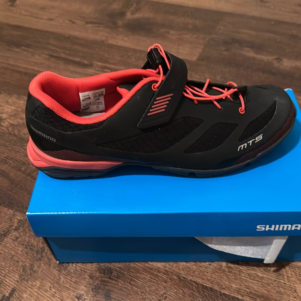 NEW Shimano mountain biking shoes MT501. black/pink size 9.5 US